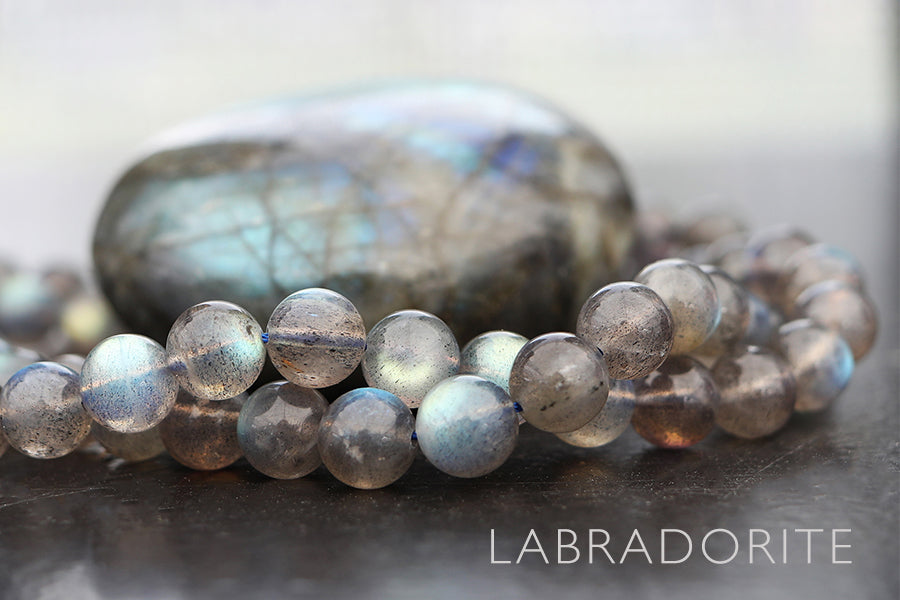 What gives labradorite its flash
