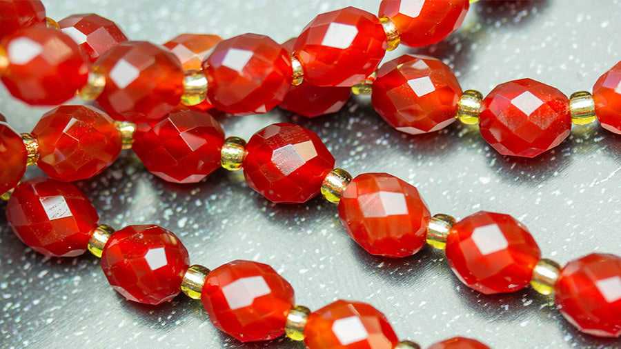 Why faceted carnelian catches the light
